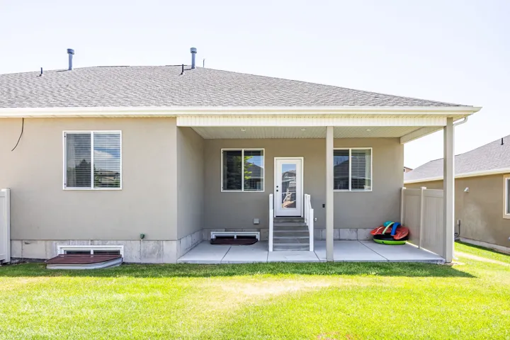 Covered patio with concrete flooring