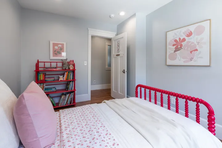 Neutral wall paint with recessed ceiling lighting