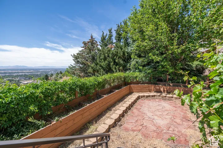 Seperate stone patio area with built in garden boxes