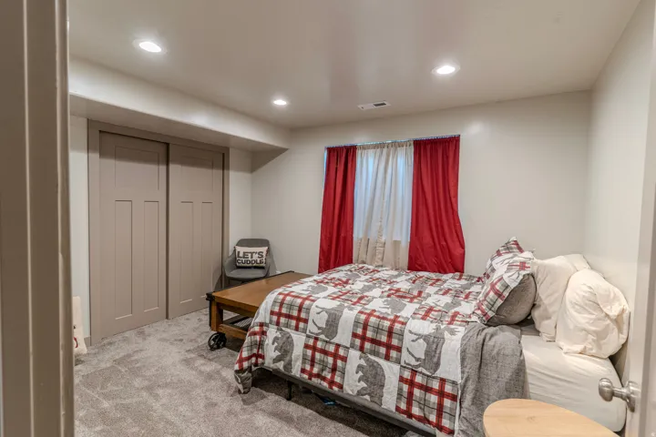Wall-to-wall carpeting and recessed lighting