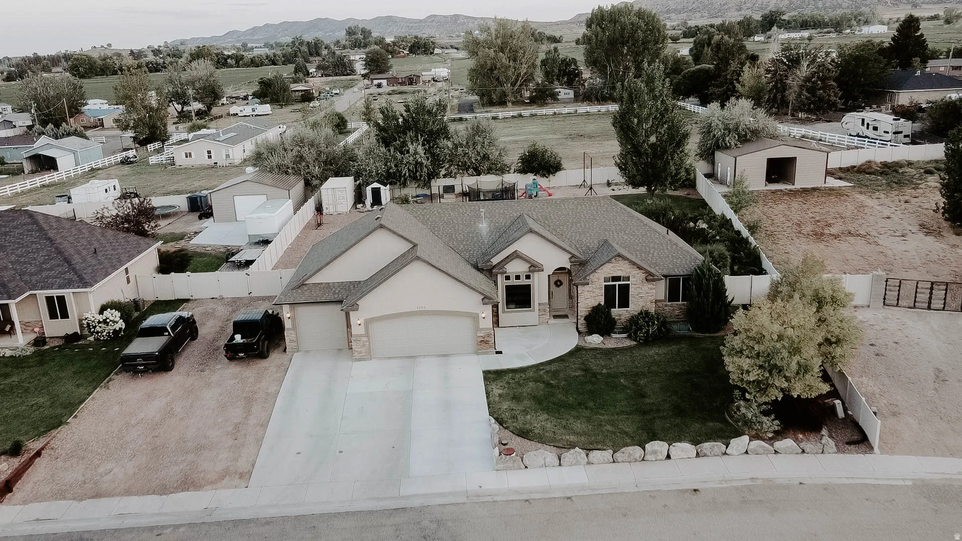 Single-story residence featuring a stone and stucco exterior