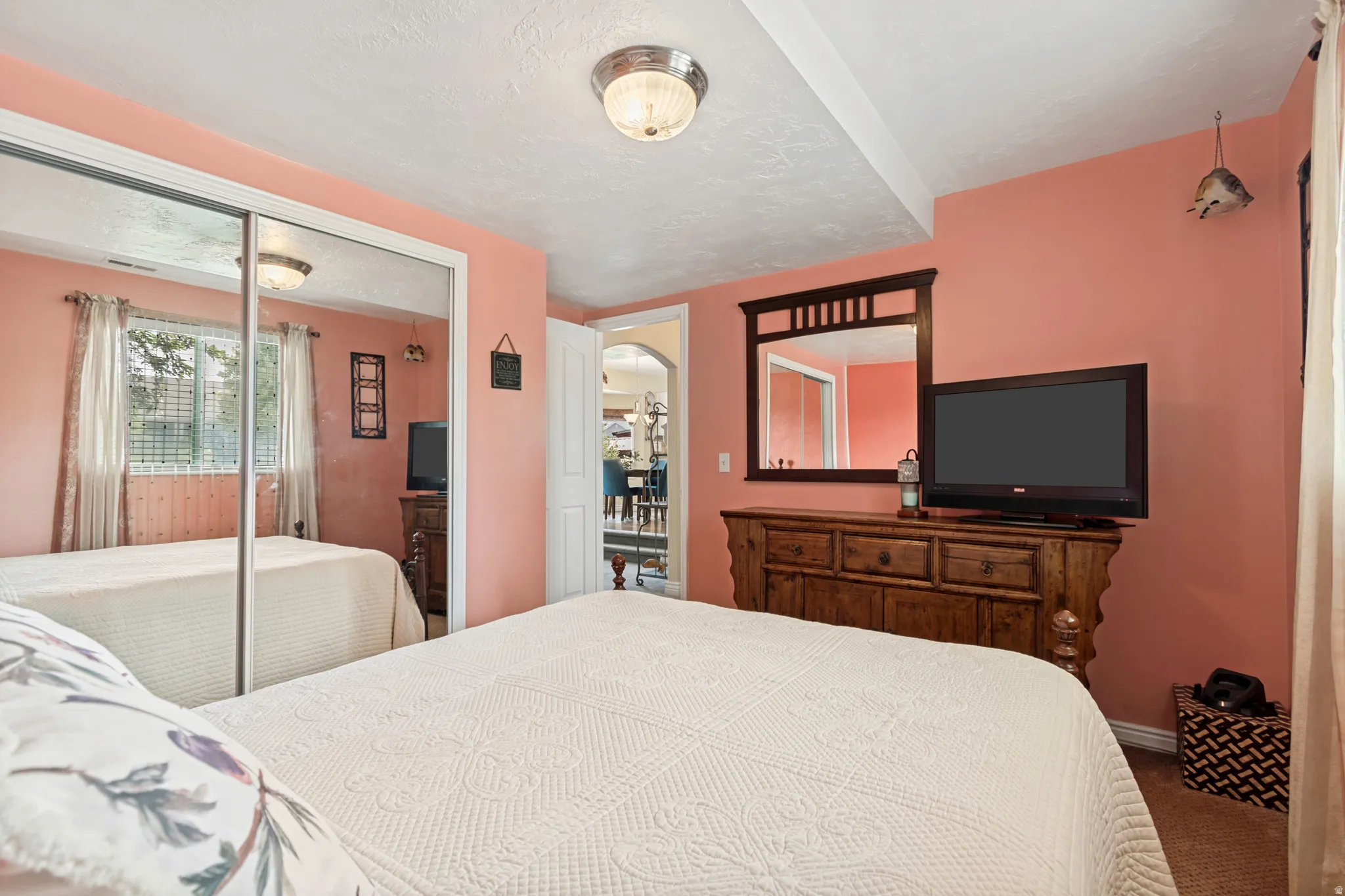 Recessed ceiling light fixture