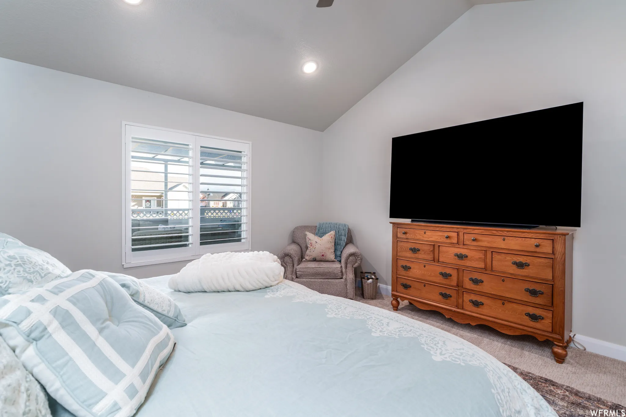 Vaulted ceiling with recessed lighting