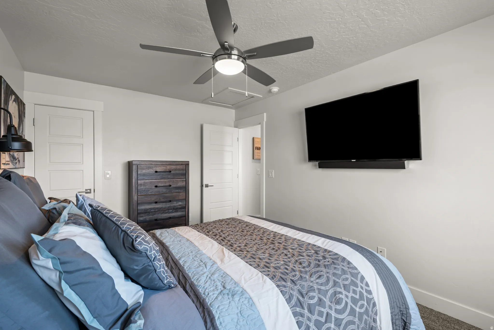 Neutral wall paint and ceiling fan with integrated lighting