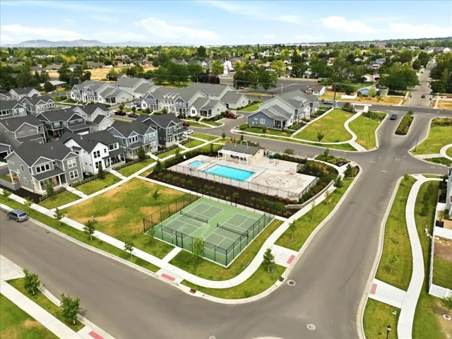 Community amenities featuring two tennis courts, a swimming pool with an adjacent kiddie pool, and a clubhouse