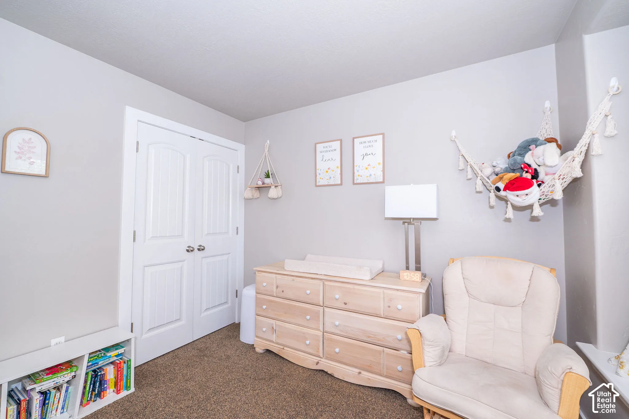 Neutral wall paint with textured carpeting