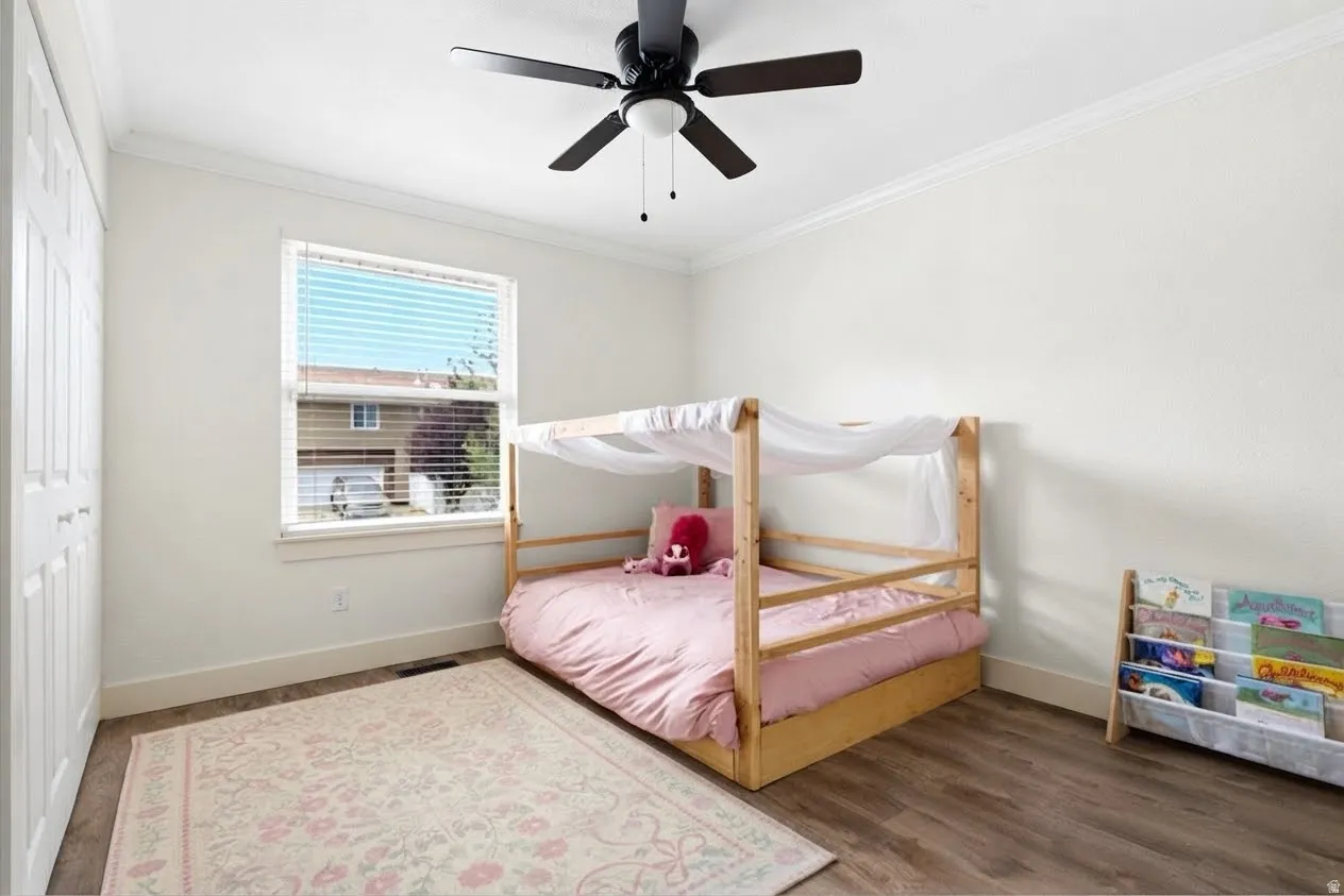 Recessed lighting, crown molding, wood-finish flooring, and a ceiling fan