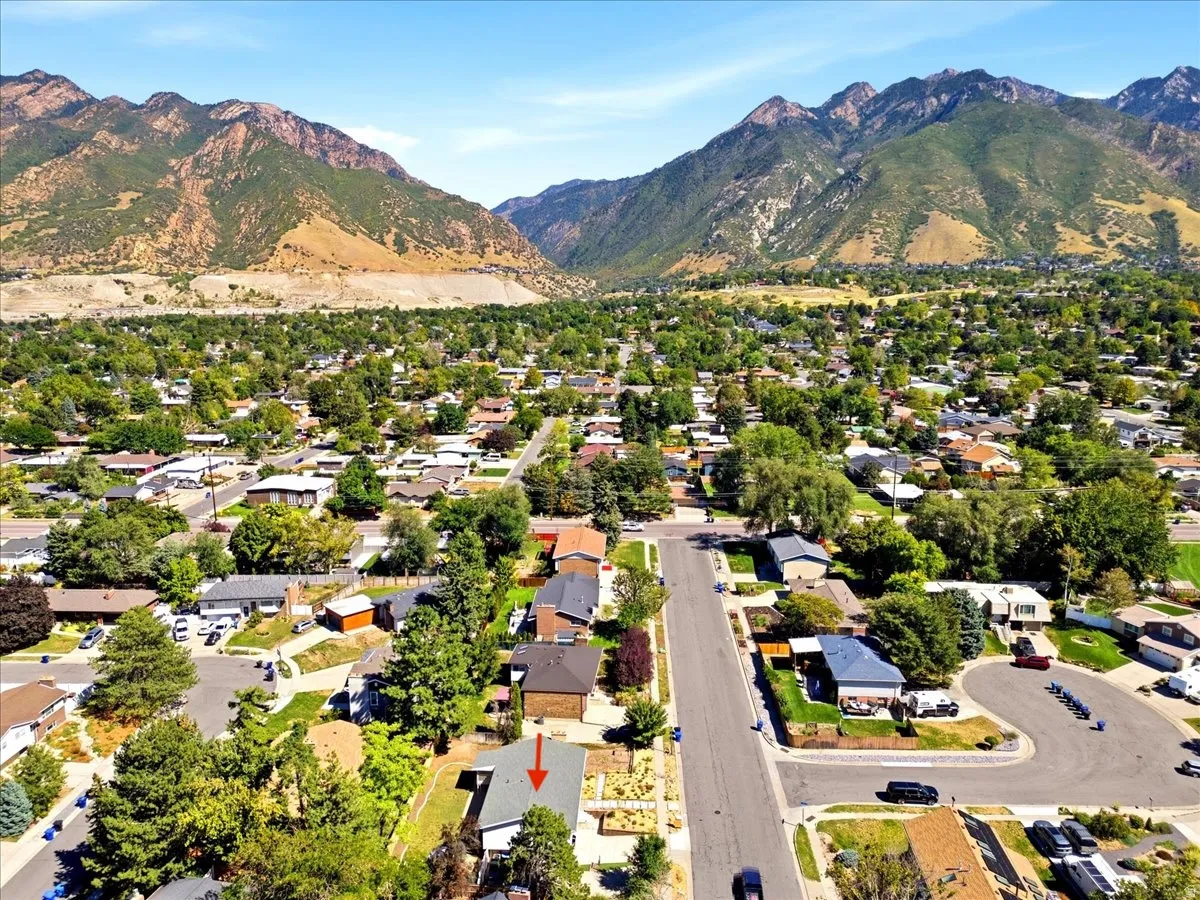 Close proximity to ski resorts, hiking, beautiful east side neighborhood with mountain scenery.