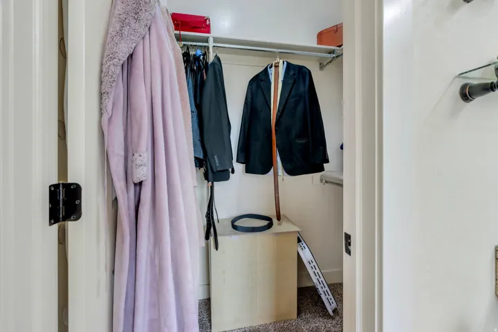 Closet with integrated shelving and hanging rods