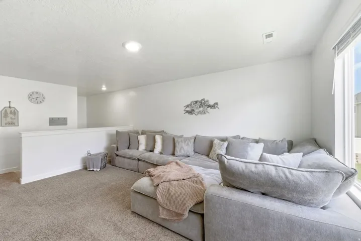 Massive loft (office / TV/movie, gym BONUS space)