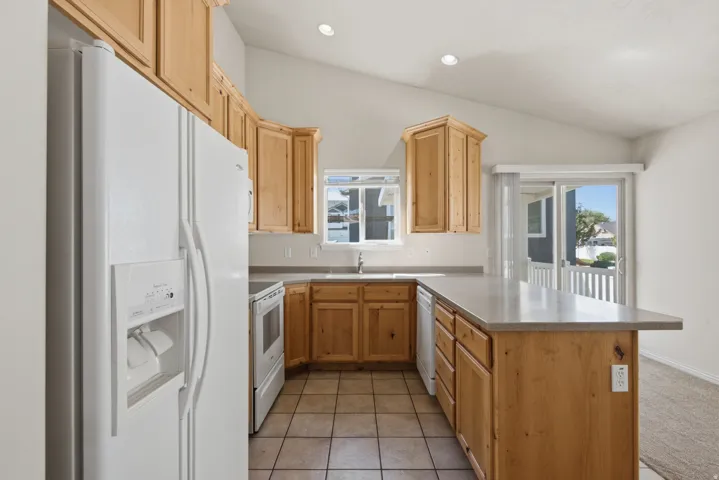 Open concept kitchen/dining