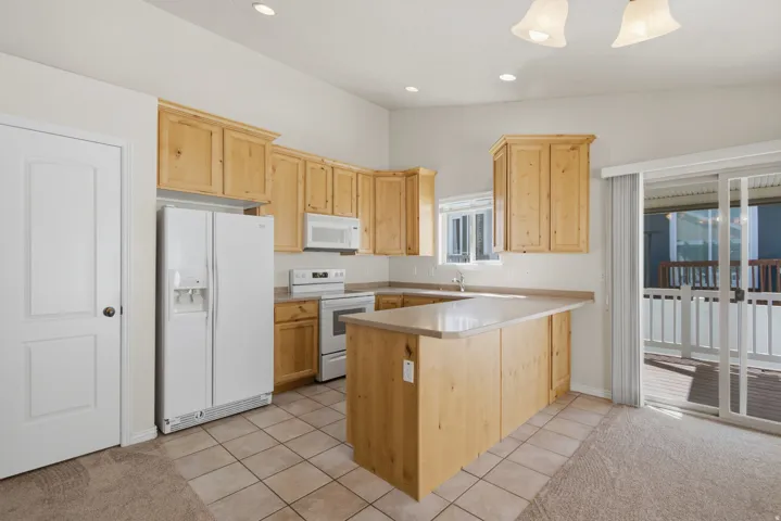 Open concept kitchen/dining