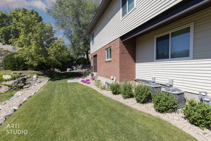 Manicured lawn with a gravel border and integrated rock landscaping