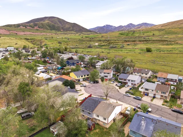 Residential neighborhood featuring a cul-de-sac and diverse architectural styles