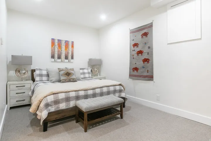 Neutral tone carpet flooring with baseboard trim