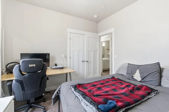 Neutral wall paint with carpeted flooring