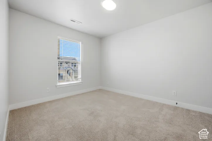 Light-colored wall-to-wall carpeting