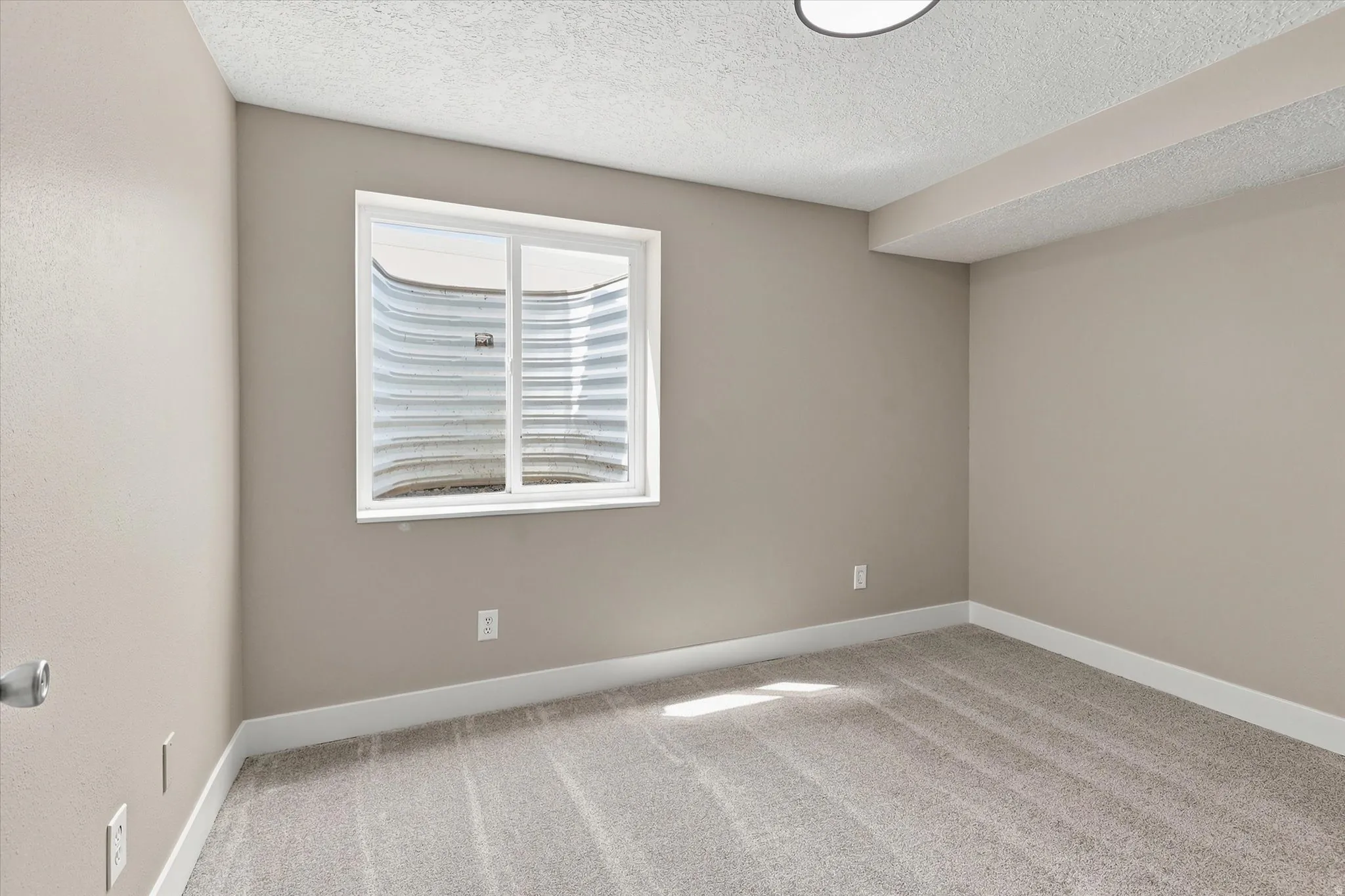Room featuring plush carpet flooring, neutral-toned walls, and a recessed ceiling light fixture