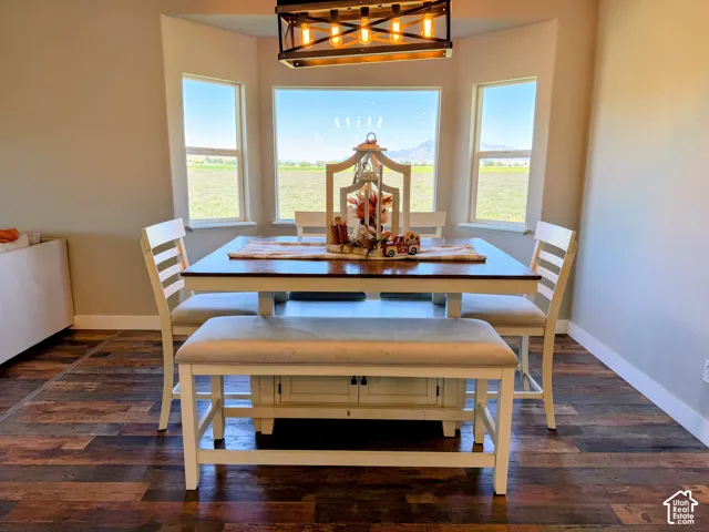Bay window with multiple glass panes