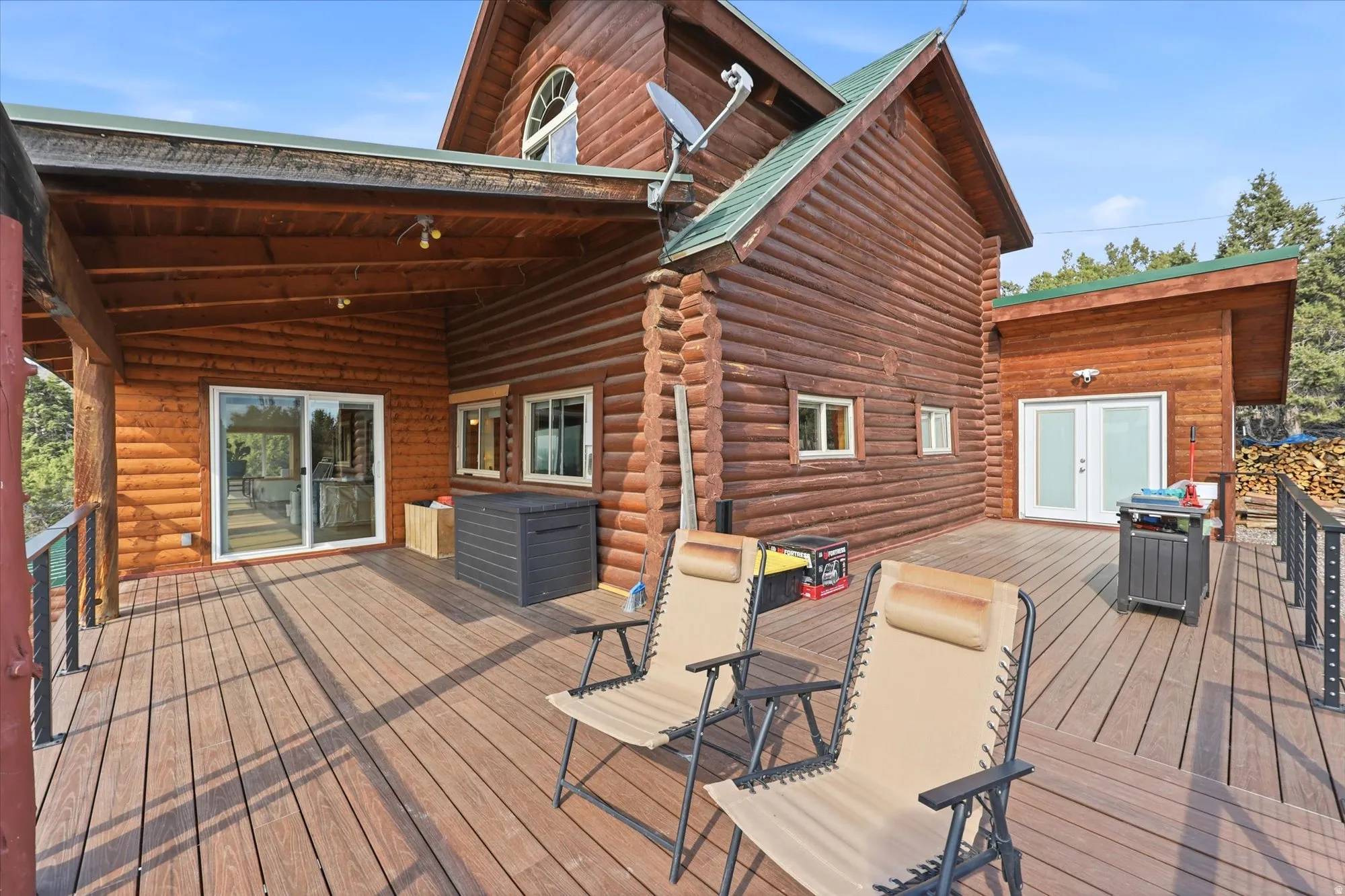 Deck spans the side of the residence