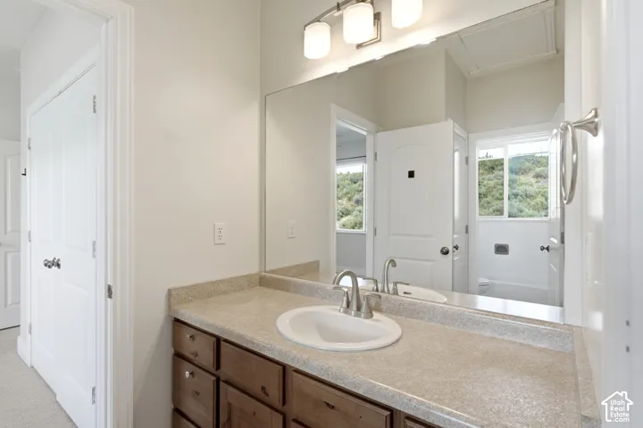 Main floor 2nd bedroom's bathroom
