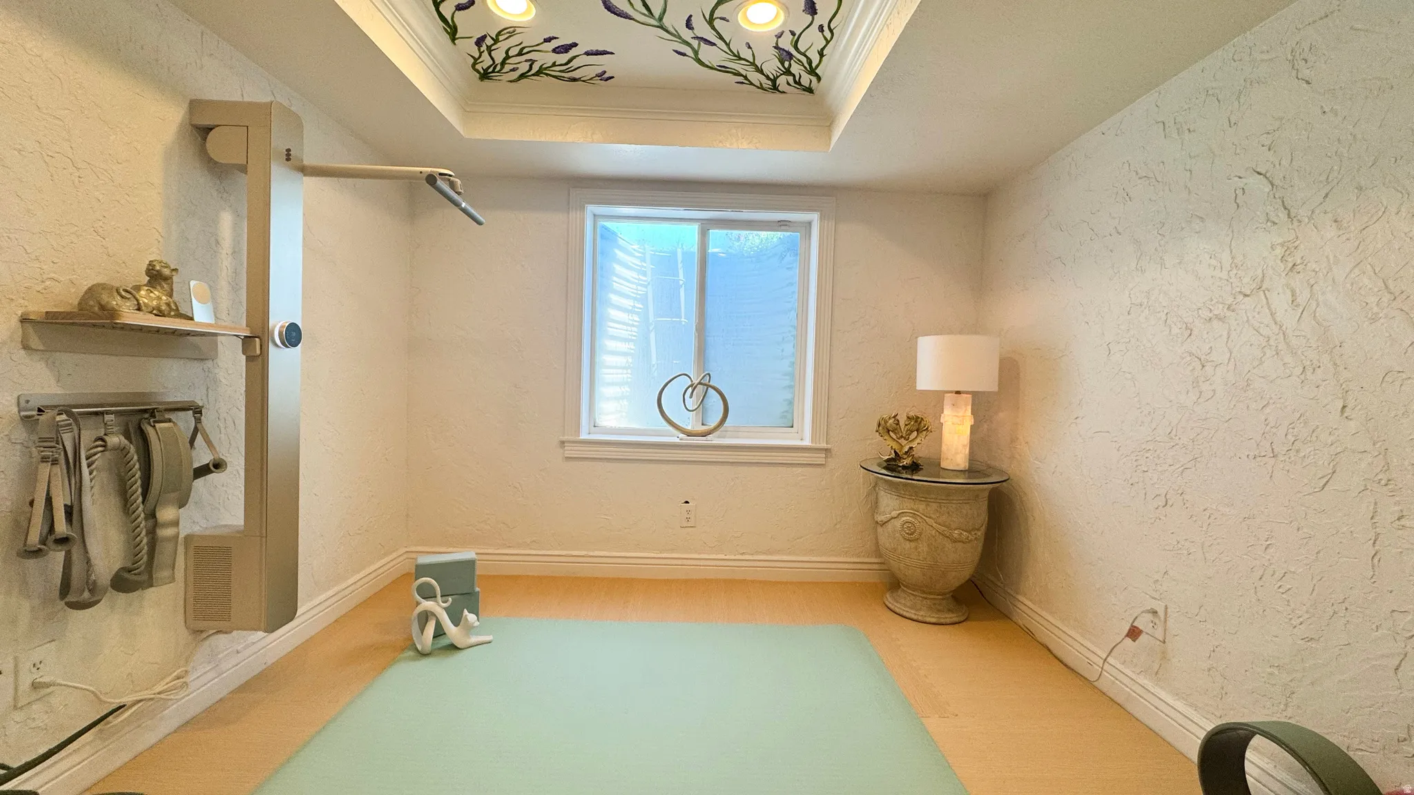 Recessed ceiling with decorative botanical motif and integrated lighting