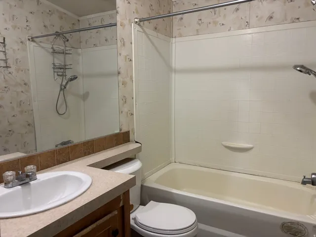 MAIN BATHROOM!