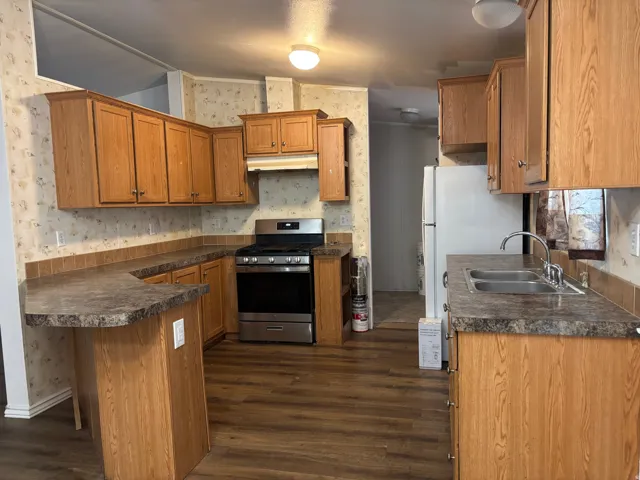 SPACIOUS KITCHEN!
