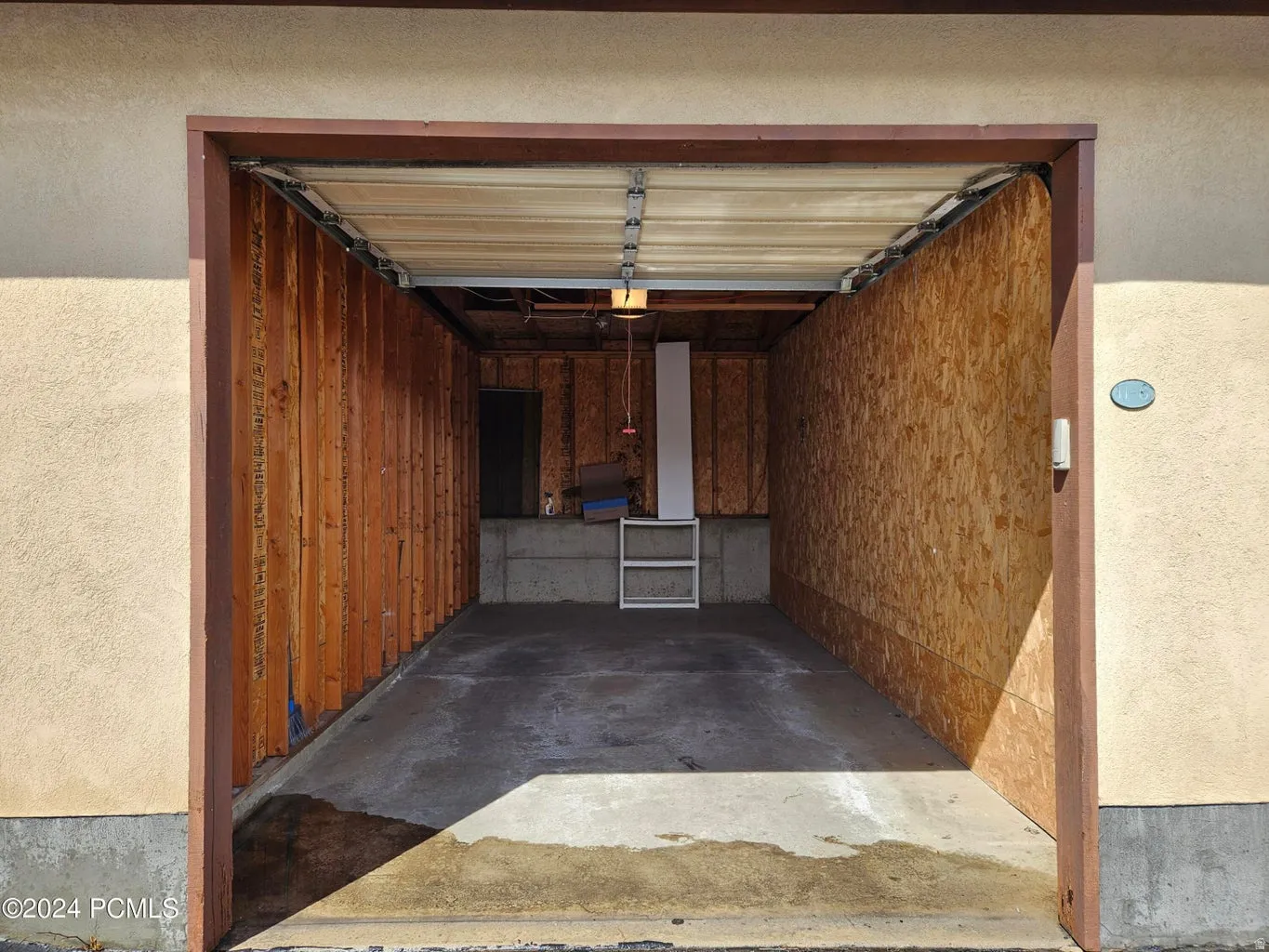 South Facing garage. Garage dimensions are 10' x 23' x 8' (W'xL'xH').