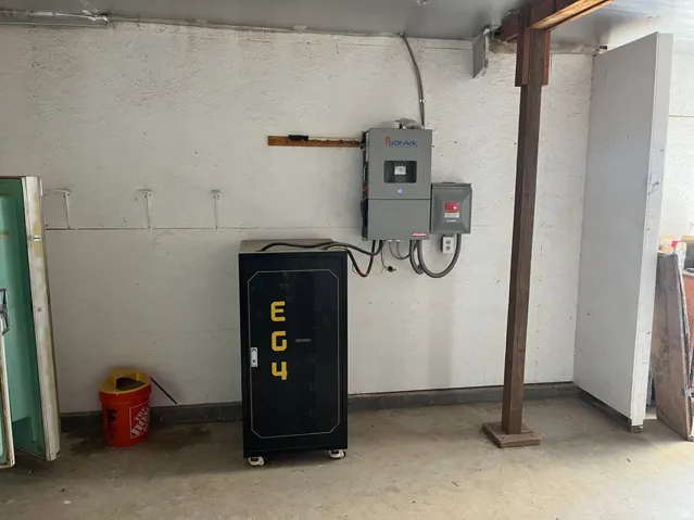 Solar power inverter with a battery storage unit