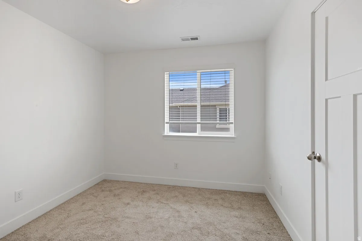 Neutral wall paint with carpet flooring