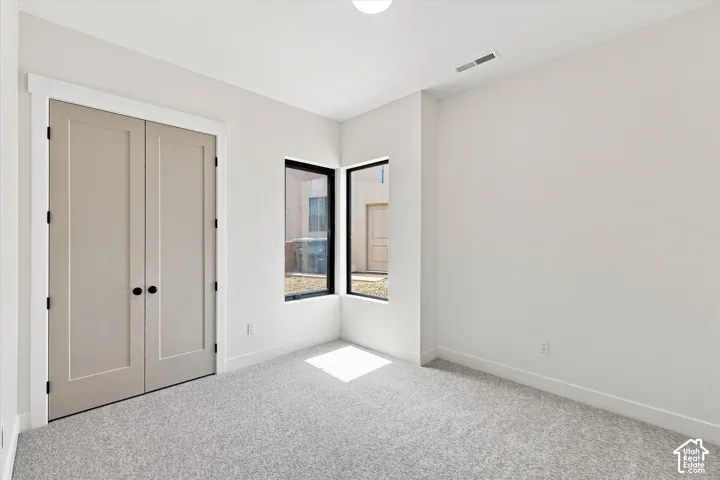 Light-toned wall-to-wall carpeting