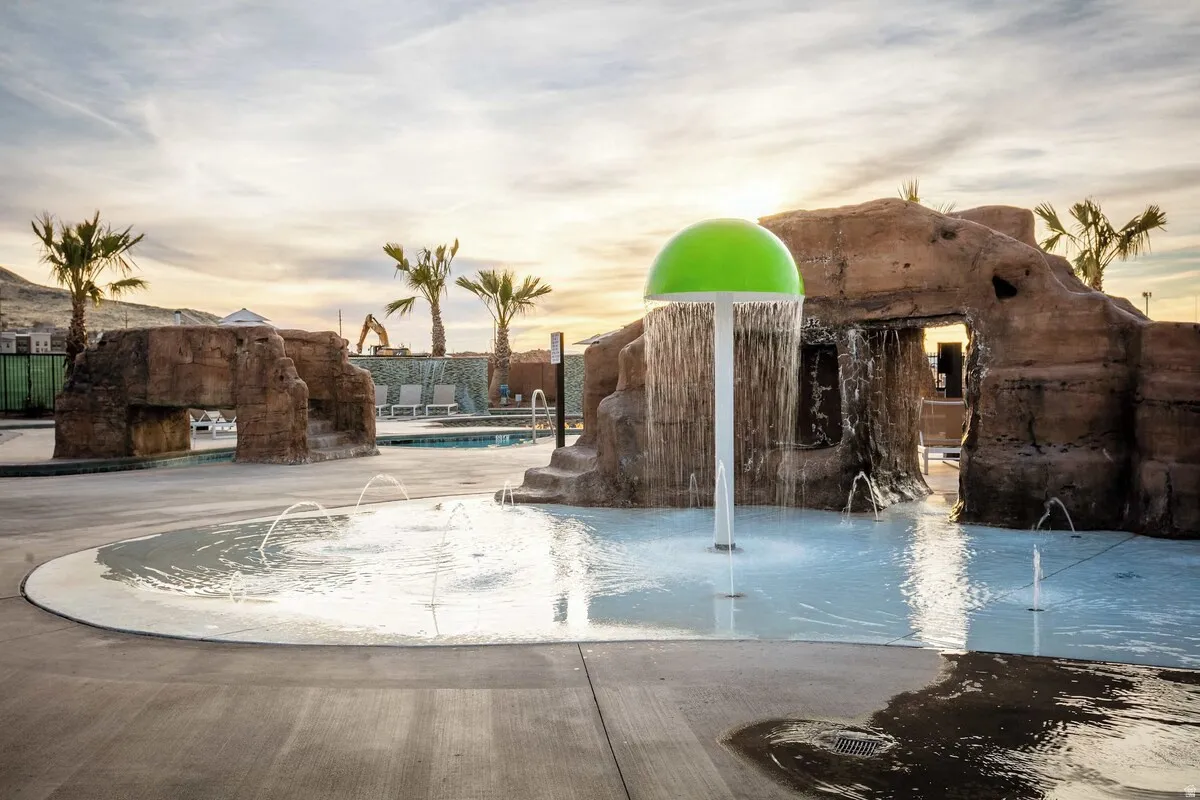 Splash pad with multiple water features, including a mushroom-style fountain and ground-level jets