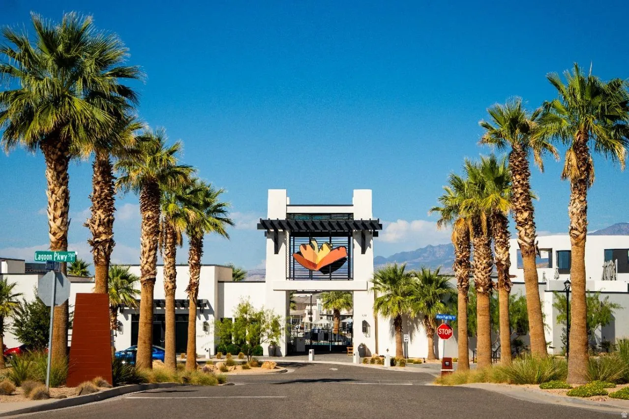 Entryway featuring a white stucco archway and a prominent art installation