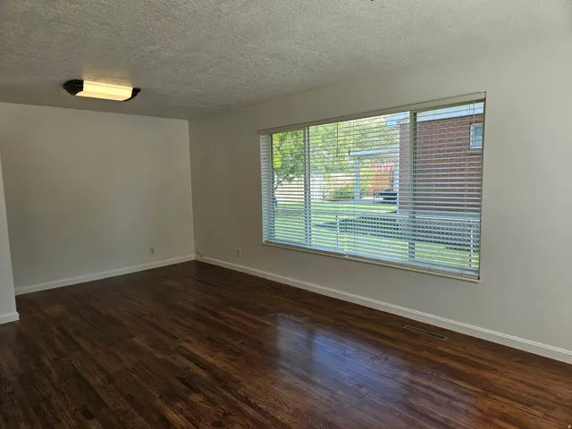 Photo prior to current tenant