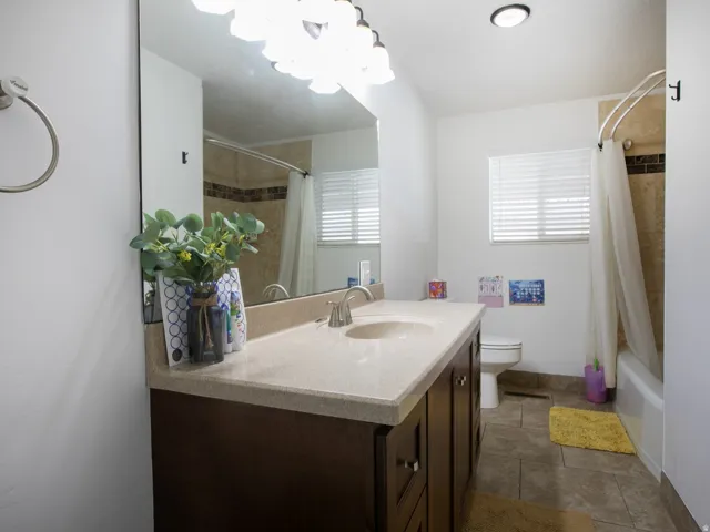 Full bath on main with tile flooring and granite countertops.