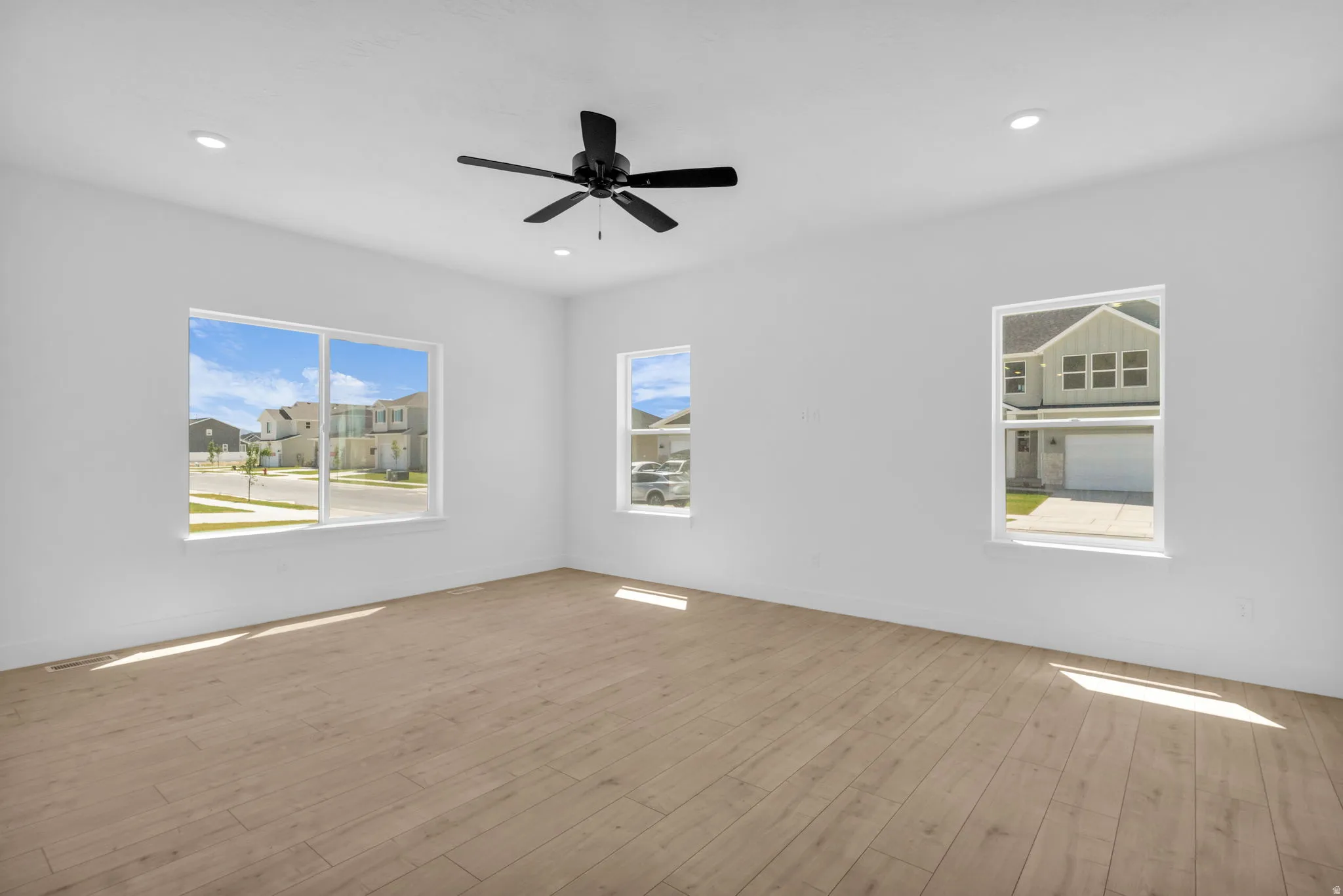 Great family room with terrific windows, 9' ceiling and ceiling fan.