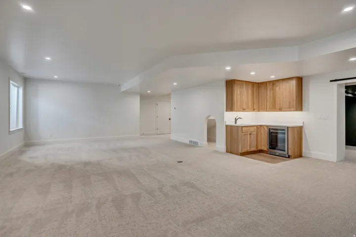 Spacious room with plenty of space for several uses