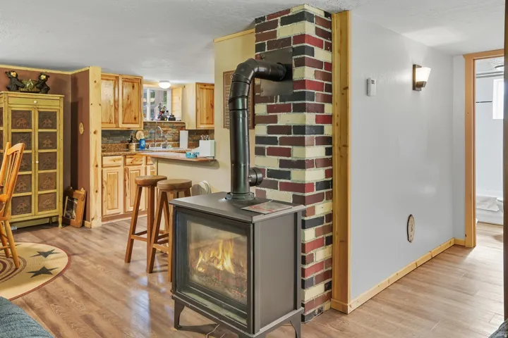 Freestanding stove with a multi-toned brick chimney column