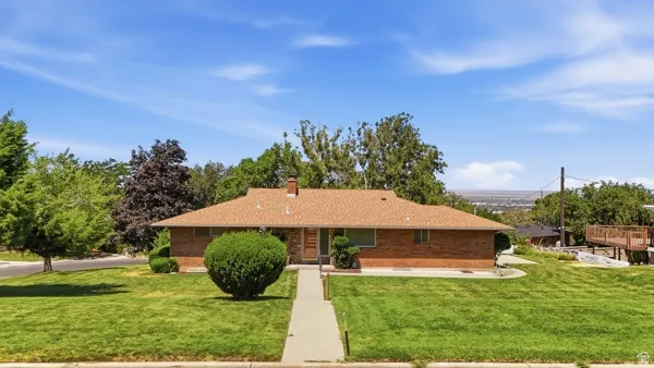 Ranch-style residence featuring a brick exterior and a composition shingle roof