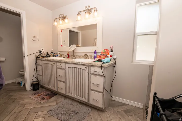 Double vanity with integrated sinks and a light-toned countertop