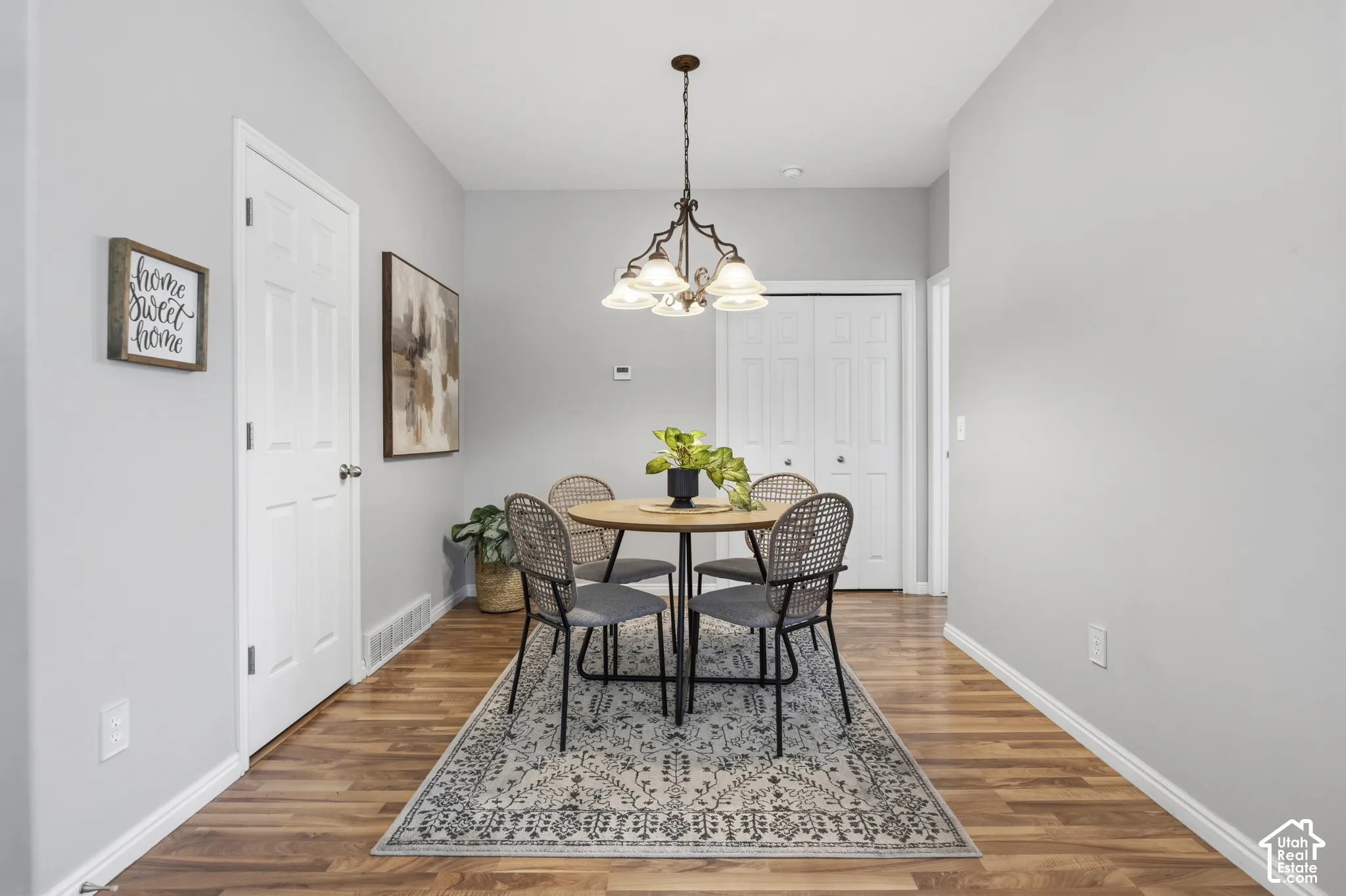 Dining area (can fit square, round or rectangle)