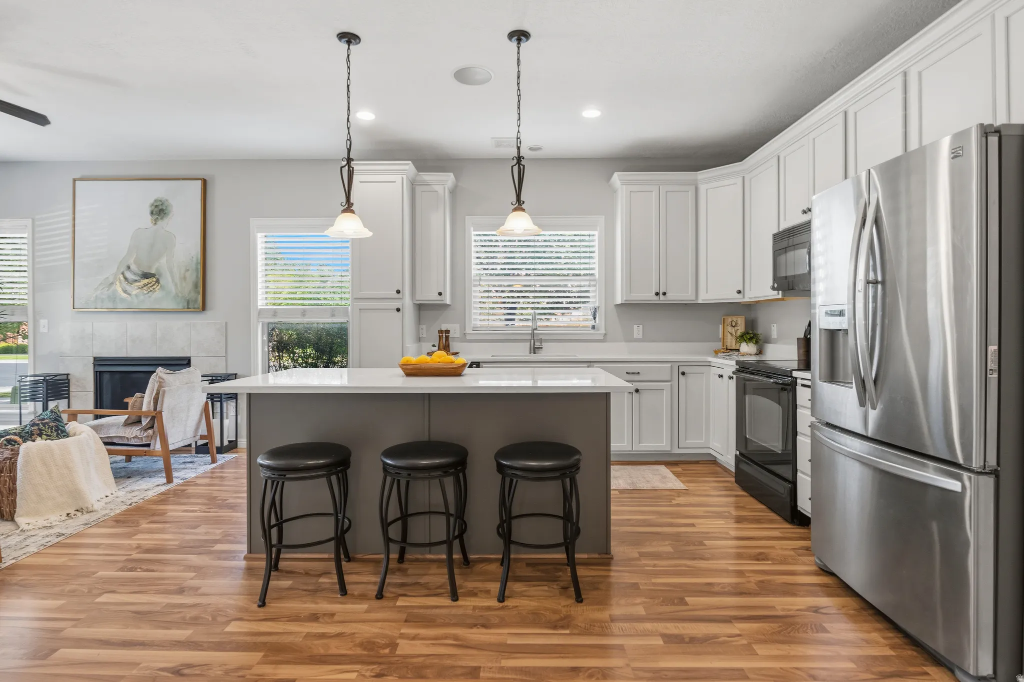 Many cabinets (extra tallo