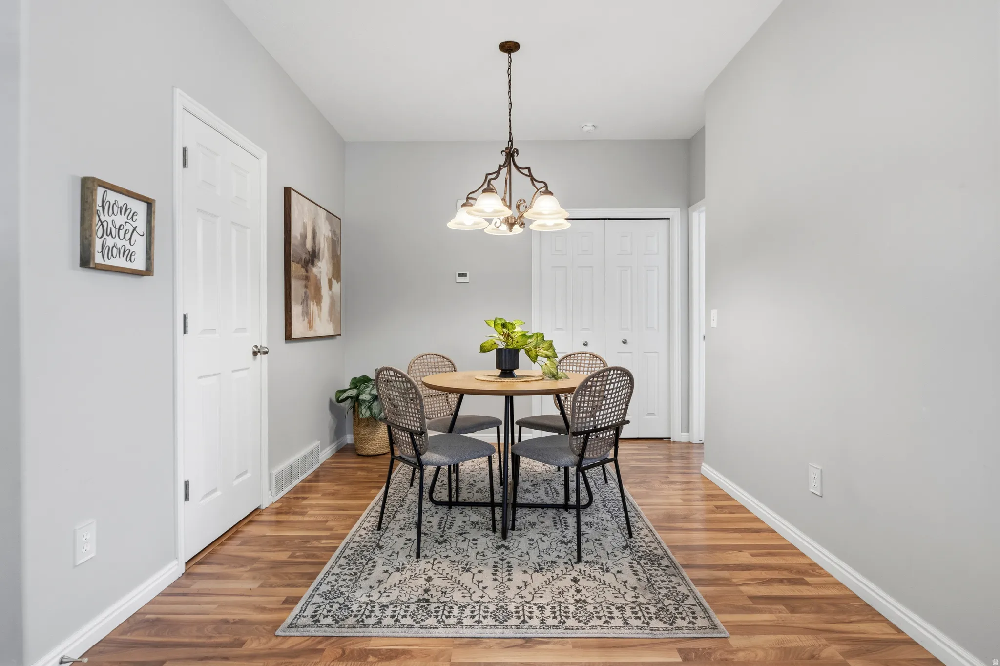 Dining area (can fit square, round or rectangle)