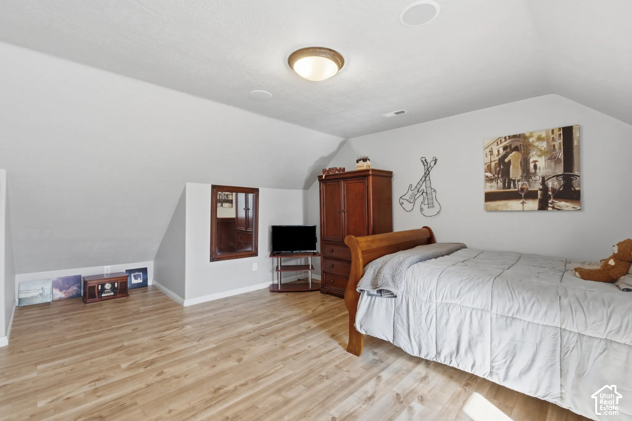 Bedroom 3 (space for mini office or little living room or mini fridge)
