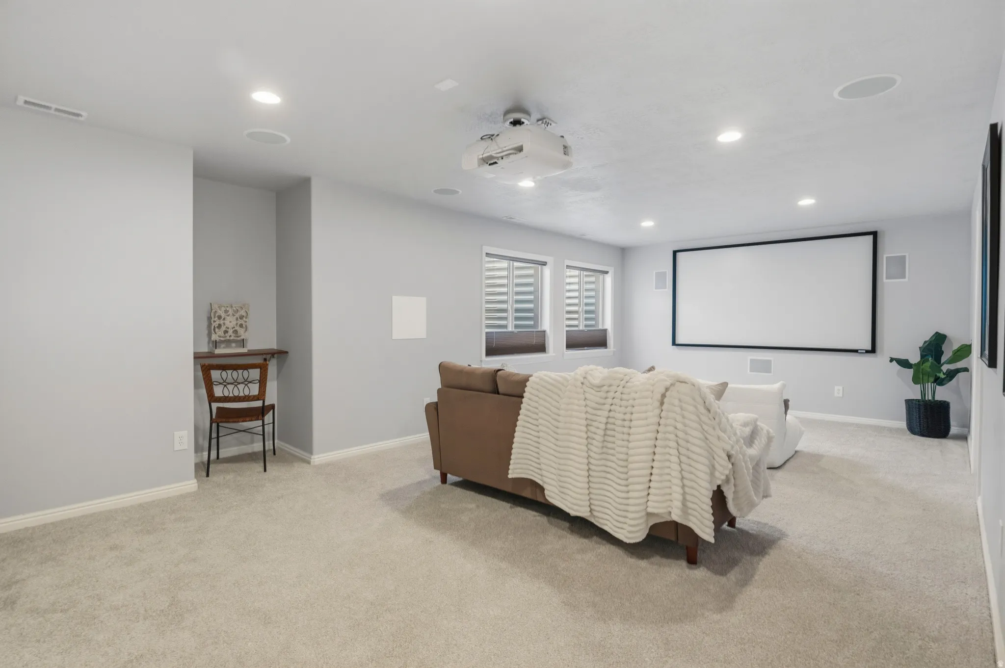 MOVIE ROOM: projector and screen included!