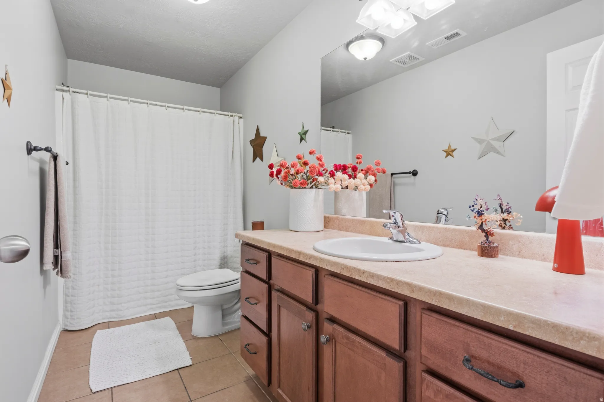 Full Bathroom: lengthy countertops