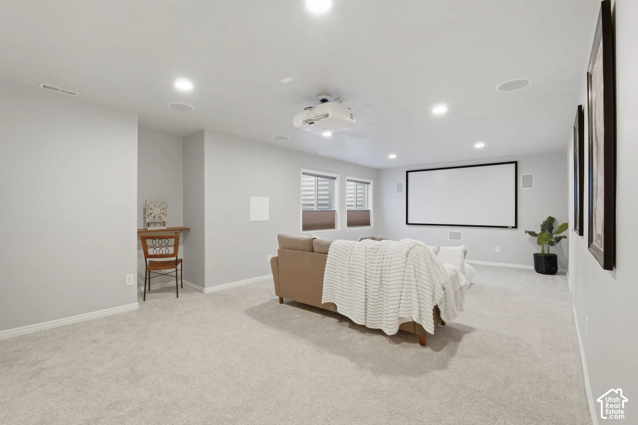MOVIE ROOM: projector and screen included!