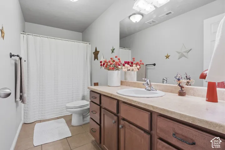 Full Bathroom: lengthy countertops