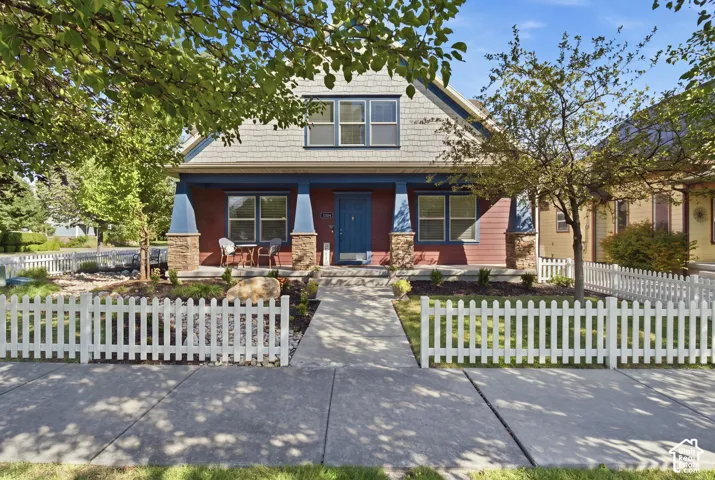 Digital image of fenced yard option that Daybreak allows. Fence is not actually installed.